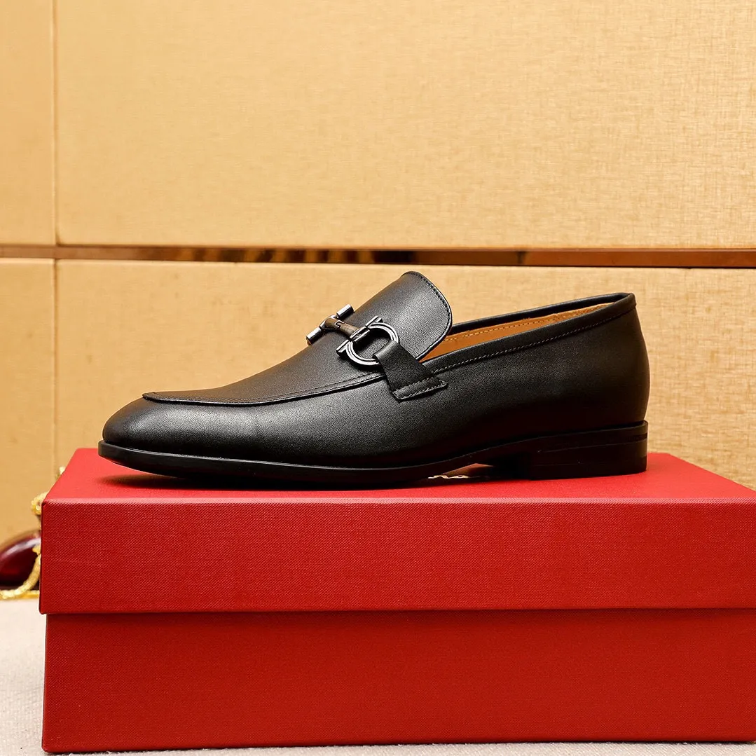 Men's shoes 💰480 💐 Product trademark: Ferragamo "Ferragamo" casual leather shoes Regular size: 38-44 (45🉑️customized) Product materials: Selected imported first-layer cowhide upper + luxury hardware buckle, imported water-dyed cowhide leather lining. Strong three-dimensional visual effect, original rubber outsole Color: 3⃣️seed leather materials available